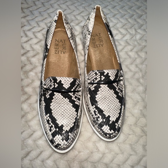 NATURALIZER Ranger Loafer in Alabaster Snake Size: 6 - Picture 2 of 11